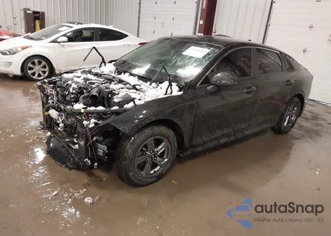 2021 Kia K5 Lxs z USA, uszkodzony, nr VIN 5XXG14J26MG004528